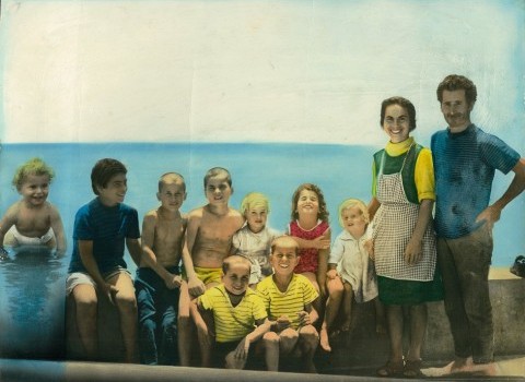 Ένα μπουκέτο κατακόκκινα λουλούδια για τα 9 παιδιά, τα 25 εγγόνια και τα 3 δισέγγονα